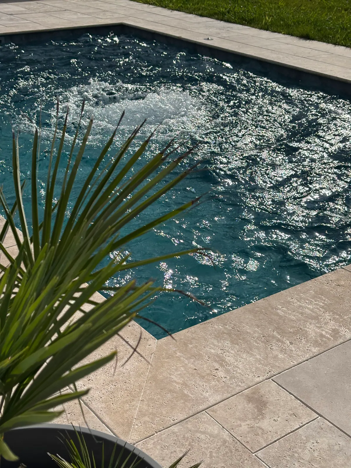 Pool – Detailaufnahme Wasser und Travertin